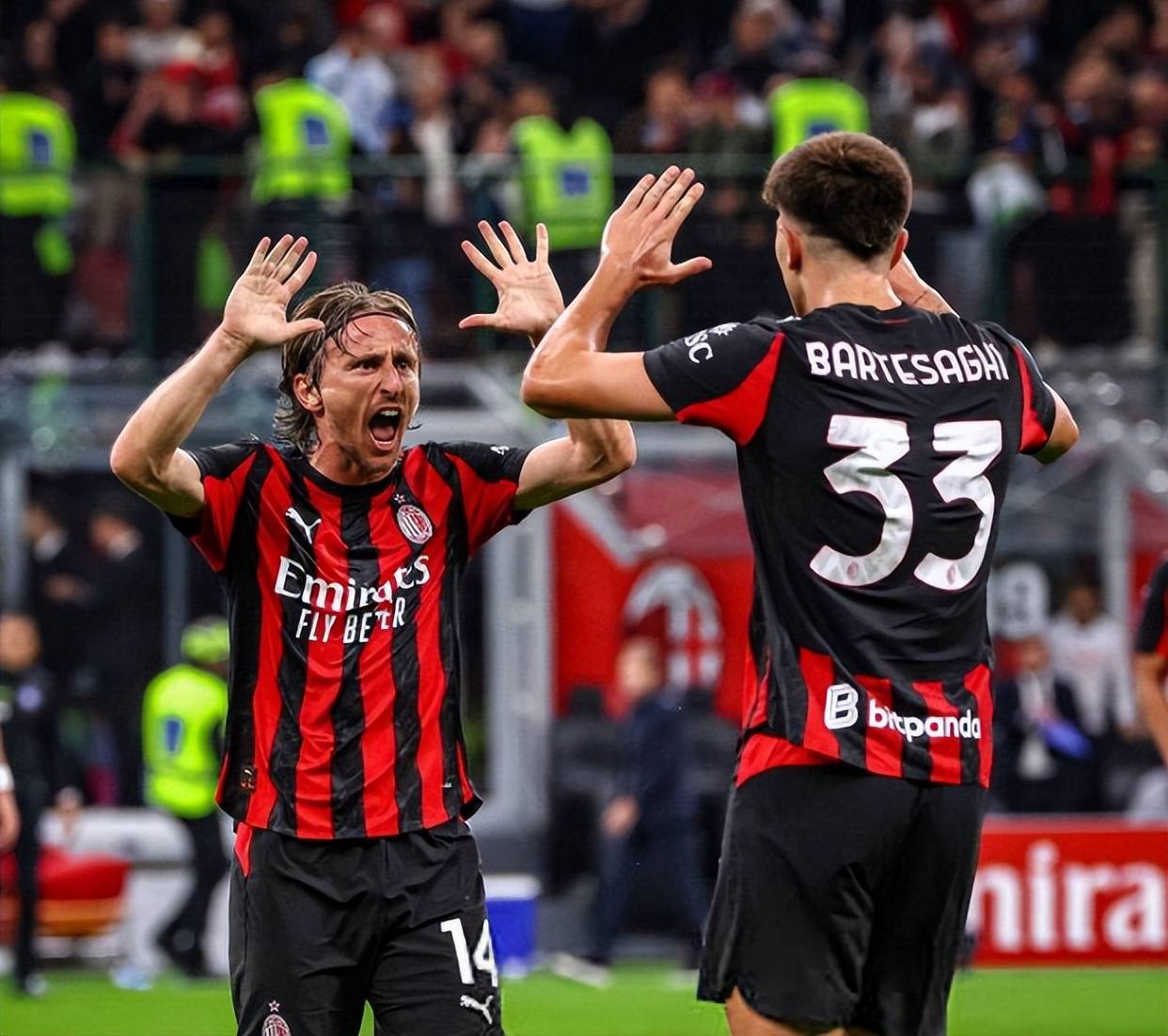 记者：皇马今天训练维尼修斯与姆巴佩长时间与教练组进行沟通