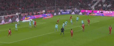 AC米兰通过老将策略增强阵容，引进莫德里奇和蒂亚戈-席尔瓦，弥补后防不足，延续稳定表现。